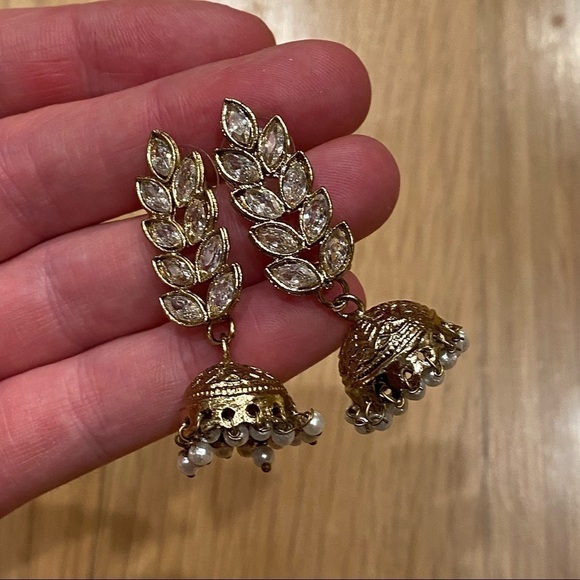 INDIAN Gorgeous Chandelier Earrings - Picture 1 of 8